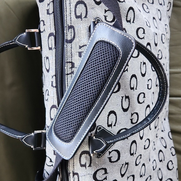 GUESS weekend bag - Picture 3 of 8